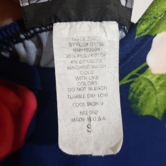 DISCREET Floral Dress - Picture 5 of 5